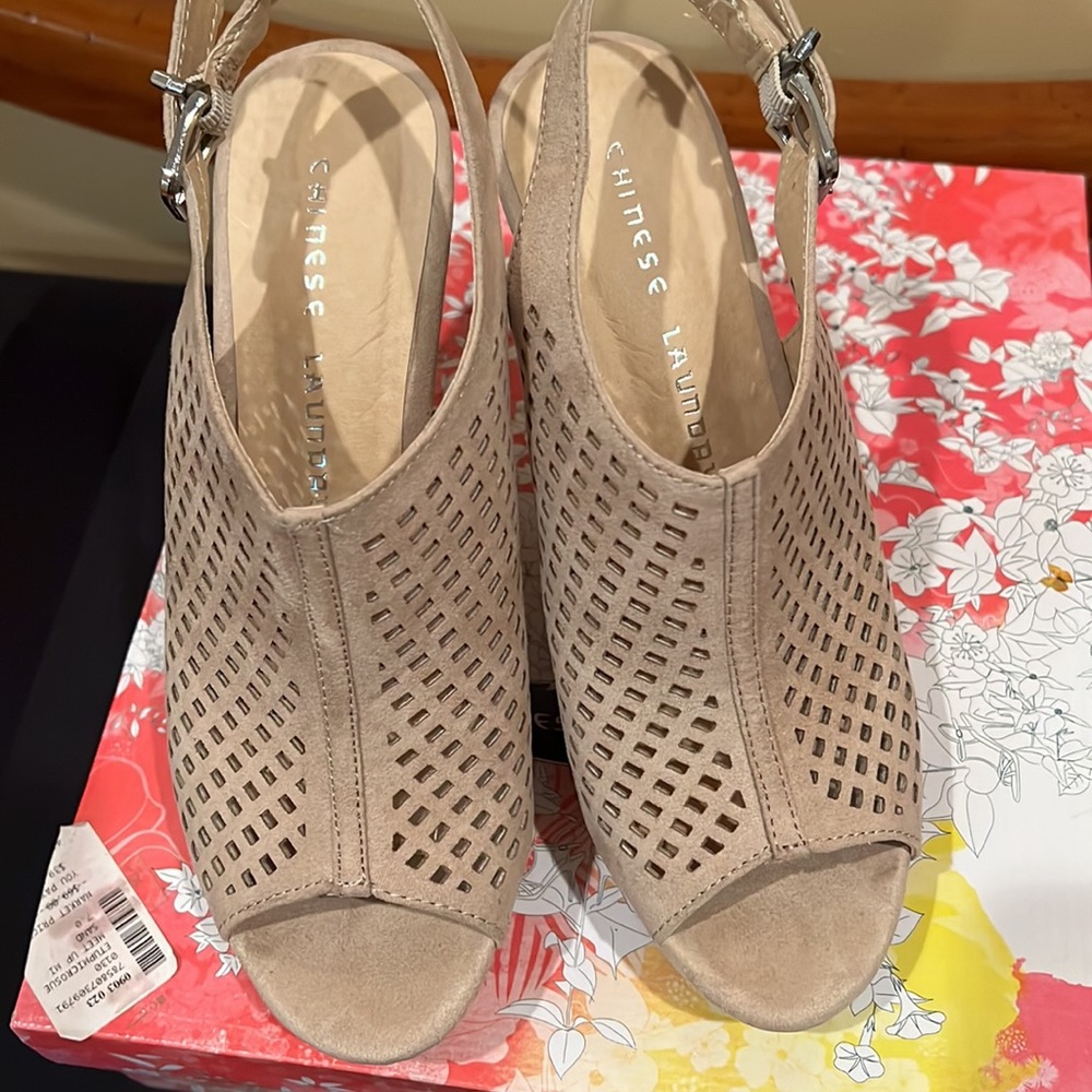 Like new Chinese Laundry meet up suede wedge size 7 - Picture 2 of 9